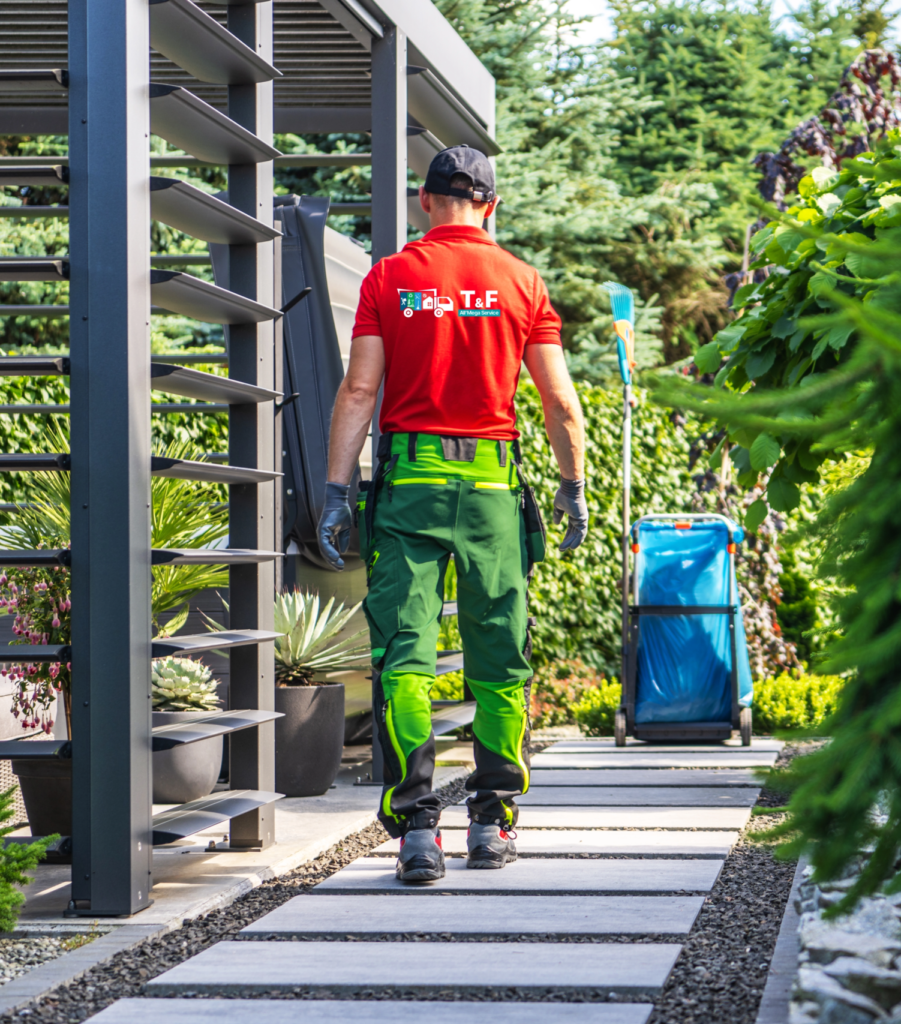 Mitarbeiter von All’Mega Service bei Gartenpflege – engagierter Service im Außeneinsatz